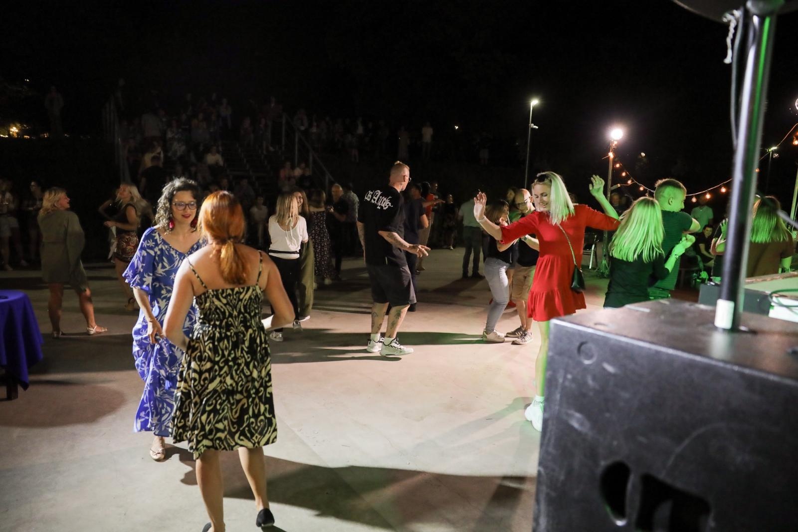 Zdjęcie w galerii na portalu naszraciborz.pl: Roztańczone Bulwary podczas kubańskiej nocy z DJ Osmarem wiadomości z regionu