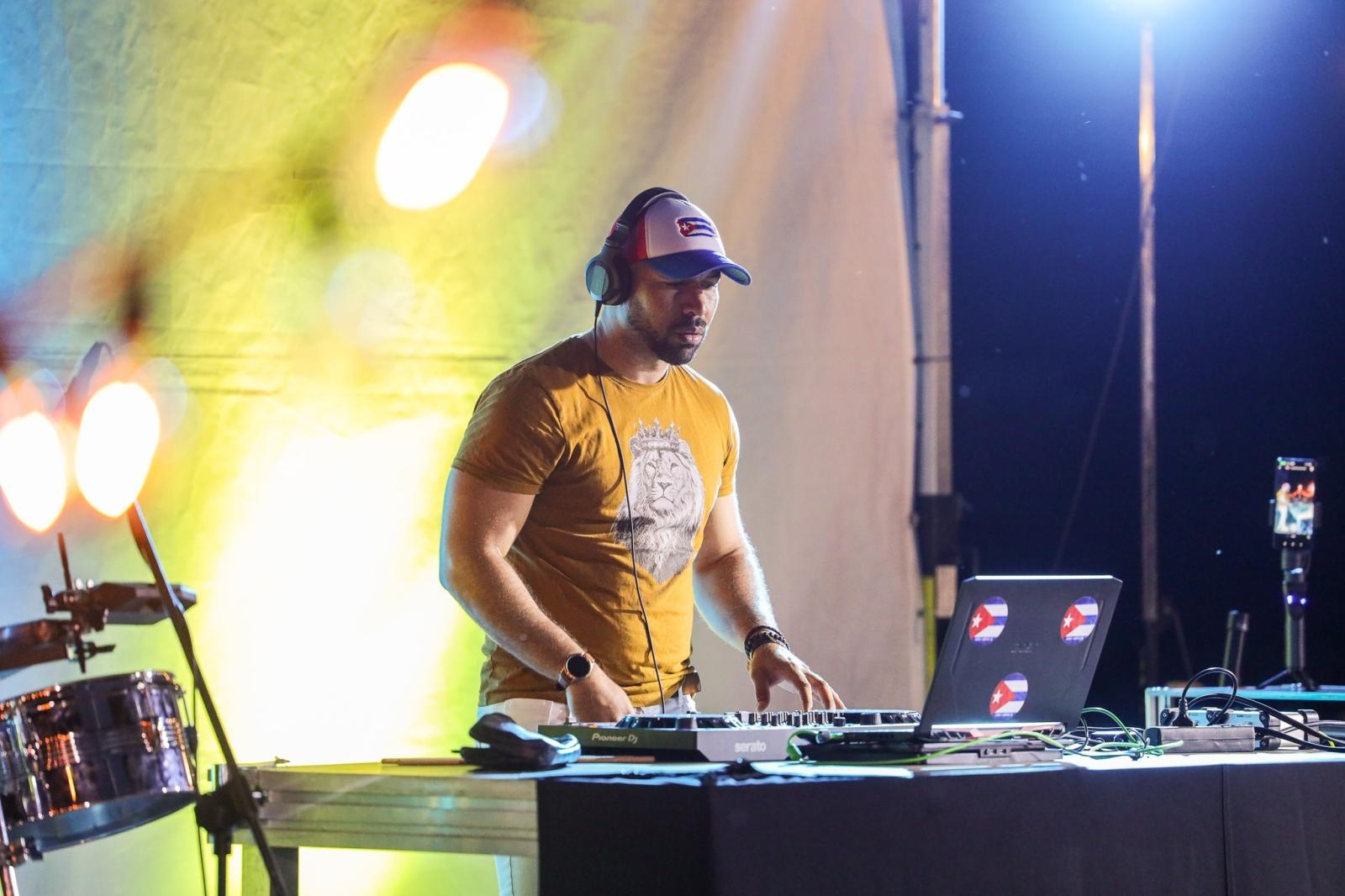 Zdjęcie w galerii na portalu naszraciborz.pl: Roztańczone Bulwary podczas kubańskiej nocy z DJ Osmarem wiadomości z regionu