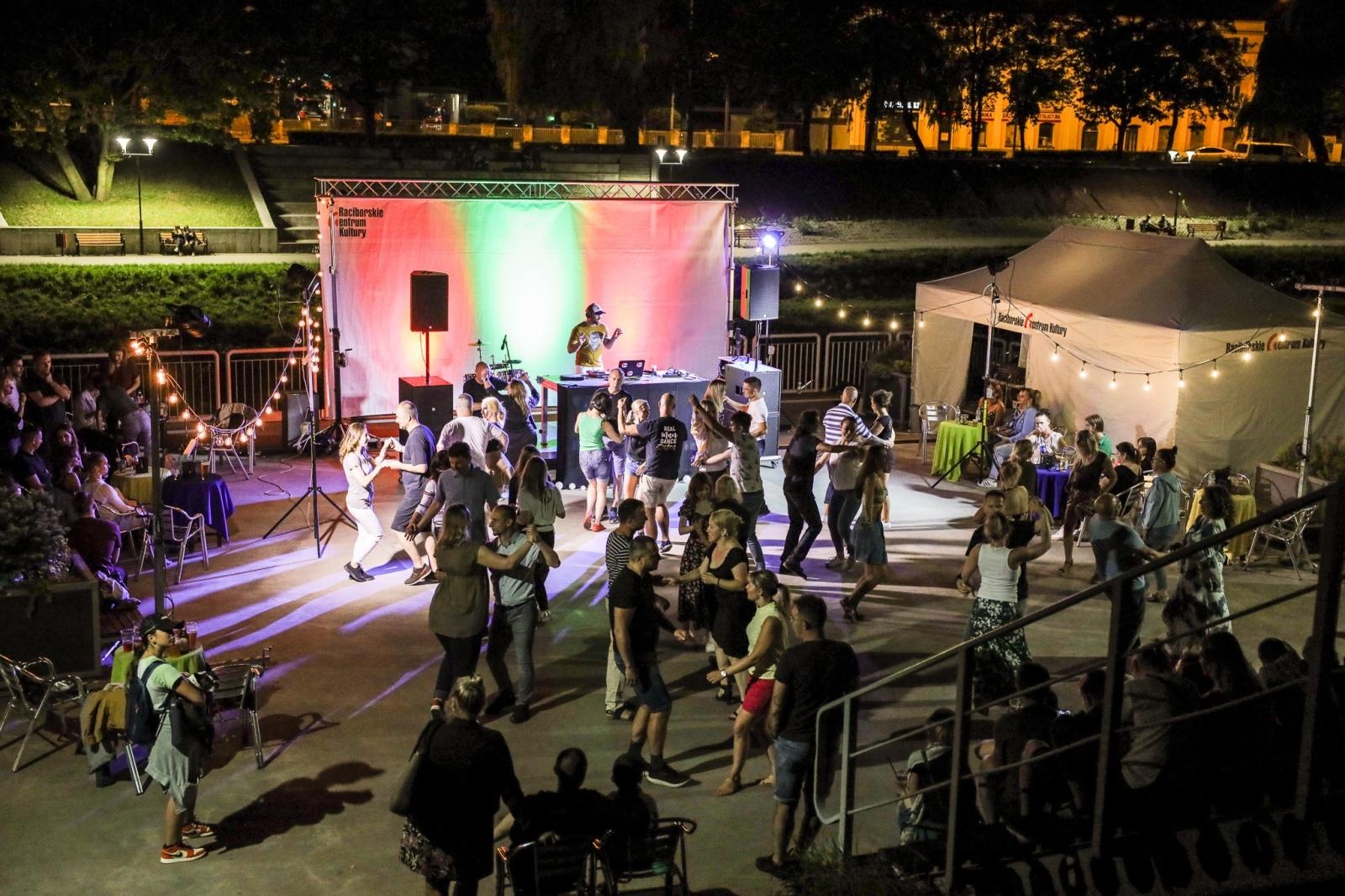 Zdjęcie w galerii na portalu naszraciborz.pl: Roztańczone Bulwary podczas kubańskiej nocy z DJ Osmarem wiadomości z regionu