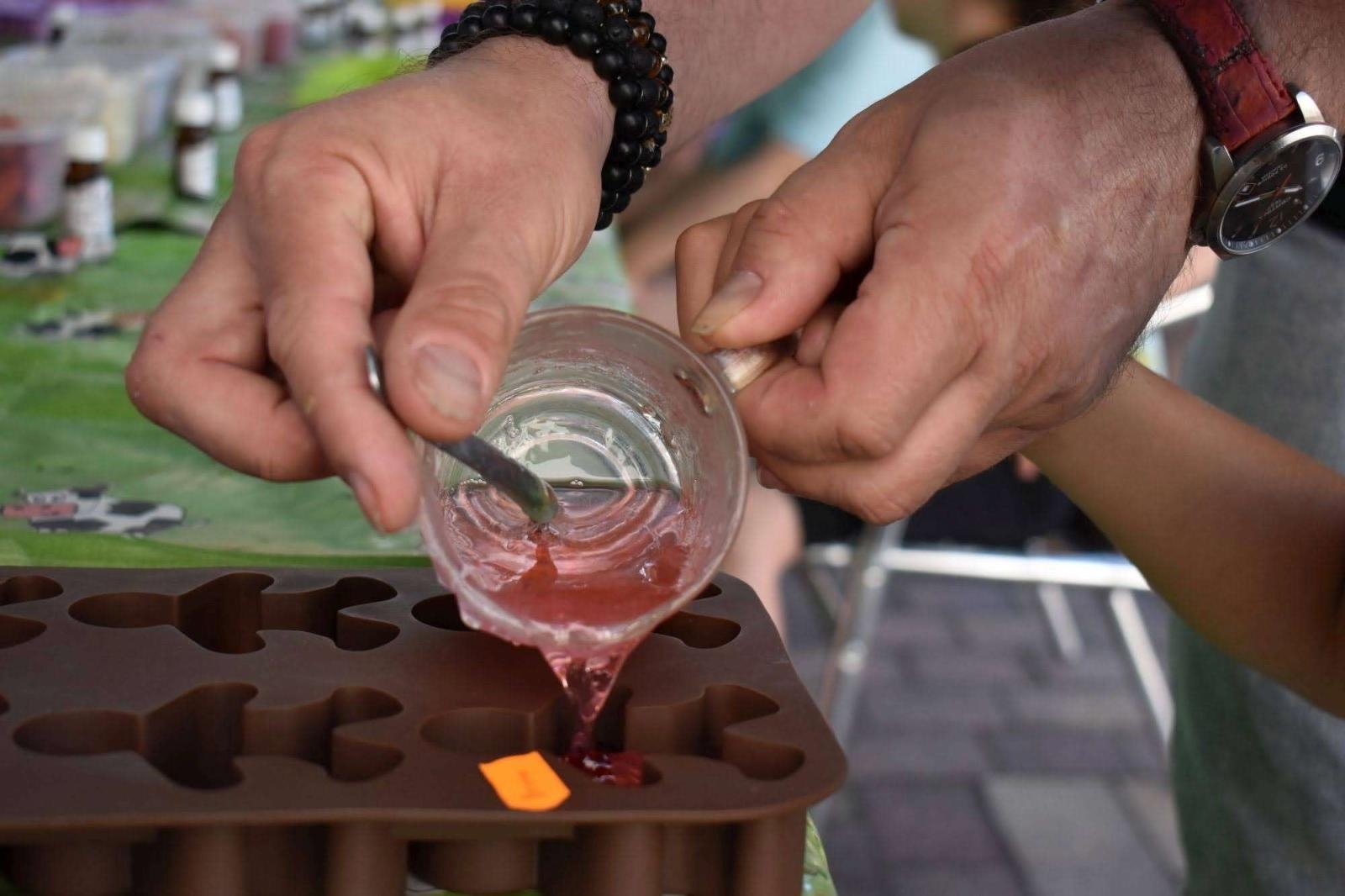 Zdjęcie w galerii na portalu naszraciborz.pl: WAKACJE w POWIECIE 2023. Warsztaty mydlarskie za nami! wiadomości z regionu