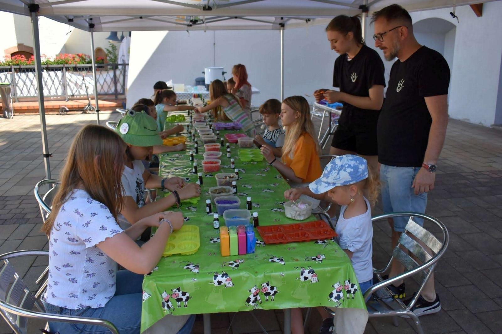 Zdjęcie w galerii na portalu naszraciborz.pl: WAKACJE w POWIECIE 2023. Warsztaty mydlarskie za nami! wiadomości z regionu