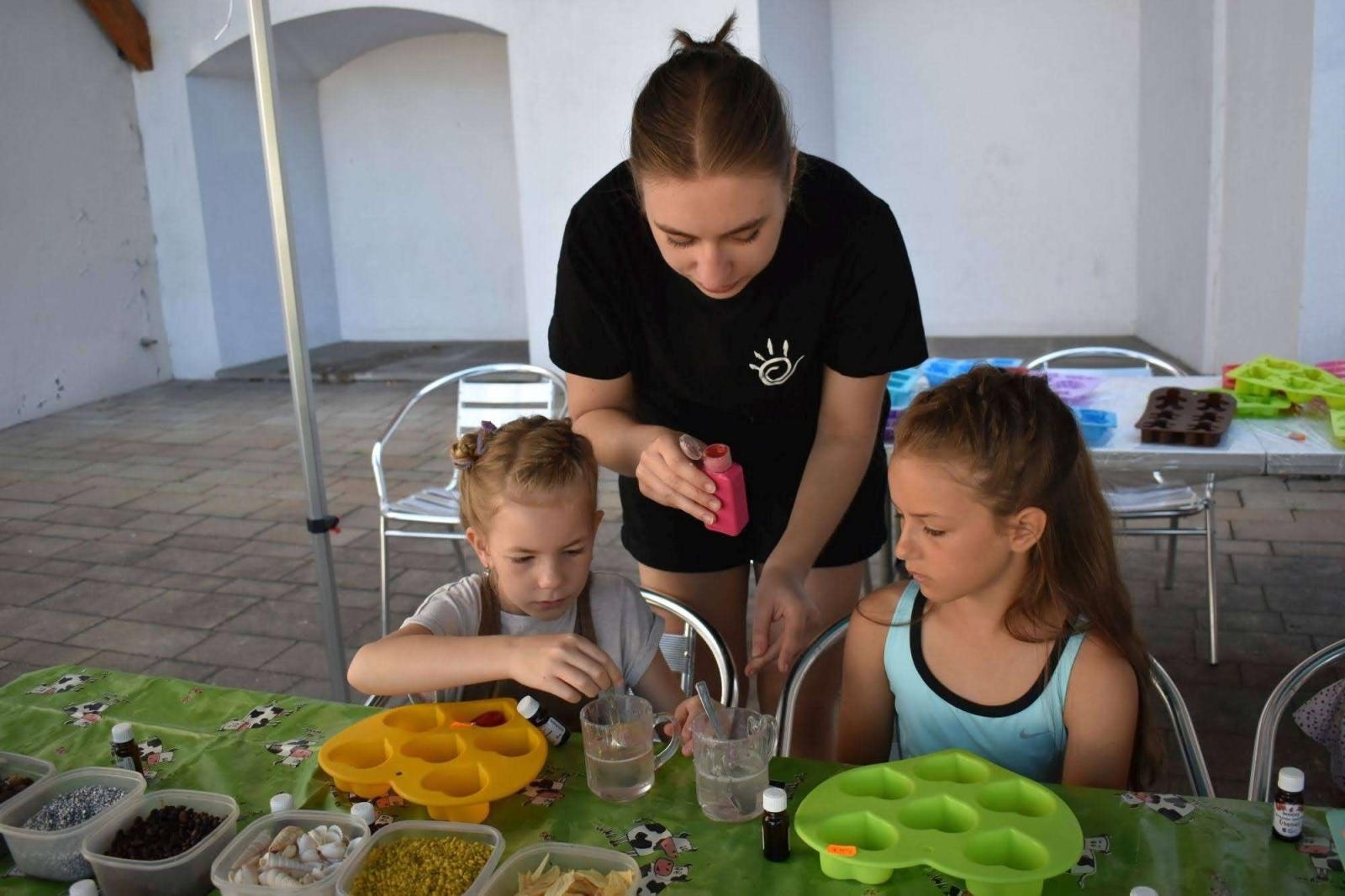 Zdjęcie w galerii na portalu naszraciborz.pl: WAKACJE w POWIECIE 2023. Warsztaty mydlarskie za nami! wiadomości z regionu