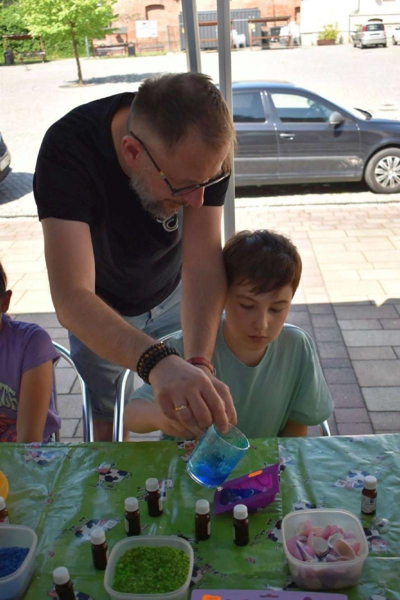 Zdjęcie w galerii na portalu naszraciborz.pl: WAKACJE w POWIECIE 2023. Warsztaty mydlarskie za nami! wiadomości z regionu