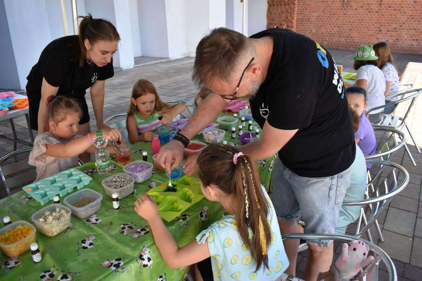 Zdjęcie w galerii na portalu naszraciborz.pl: WAKACJE w POWIECIE 2023. Warsztaty mydlarskie za nami! wiadomości z regionu