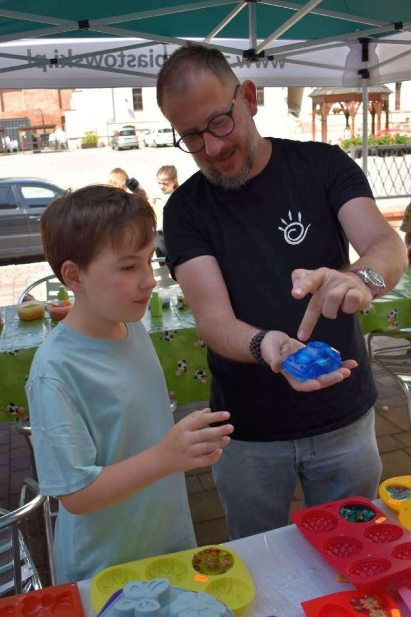 Zdjęcie w galerii na portalu naszraciborz.pl: WAKACJE w POWIECIE 2023. Warsztaty mydlarskie za nami! wiadomości z regionu
