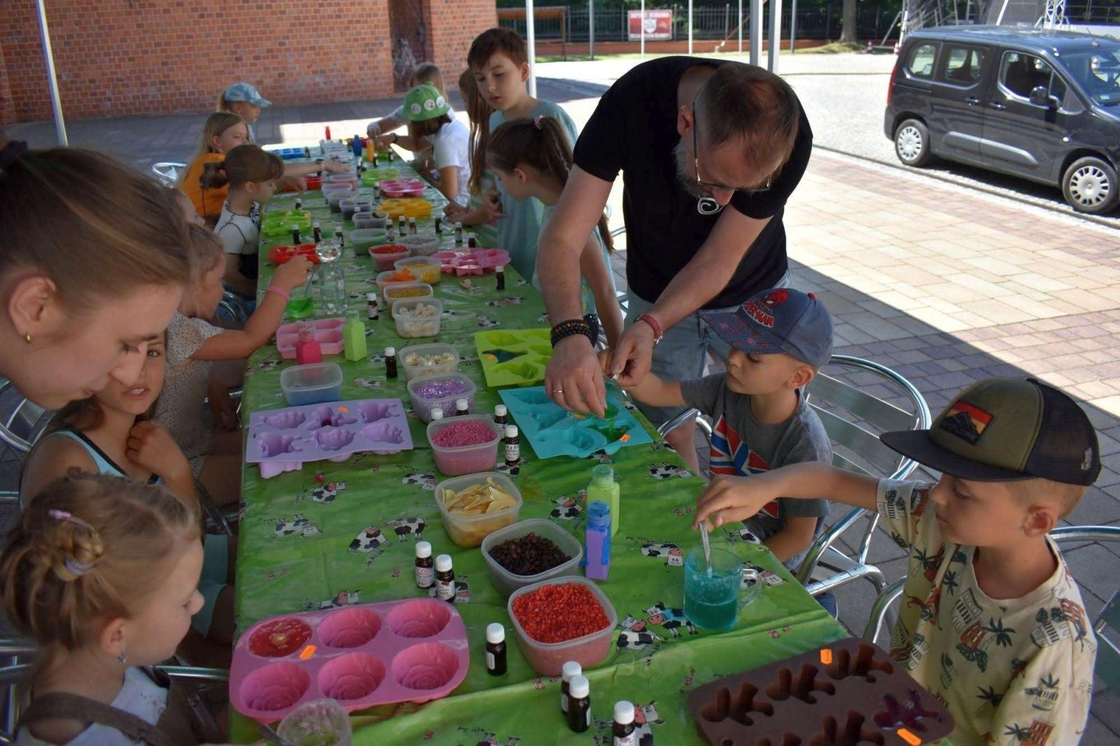 Zdjęcie w galerii na portalu naszraciborz.pl: WAKACJE w POWIECIE 2023. Warsztaty mydlarskie za nami! wiadomości z regionu