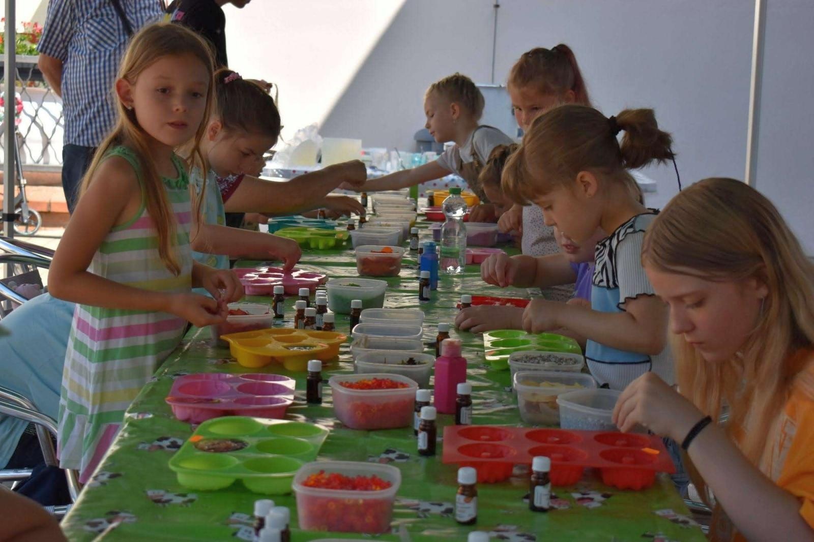 Zdjęcie w galerii na portalu naszraciborz.pl: WAKACJE w POWIECIE 2023. Warsztaty mydlarskie za nami! wiadomości z regionu