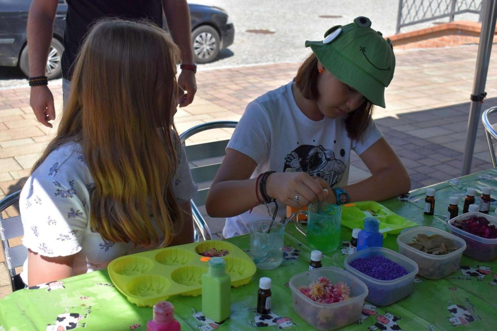 Zdjęcie w galerii na portalu naszraciborz.pl: WAKACJE w POWIECIE 2023. Warsztaty mydlarskie za nami! wiadomości z regionu