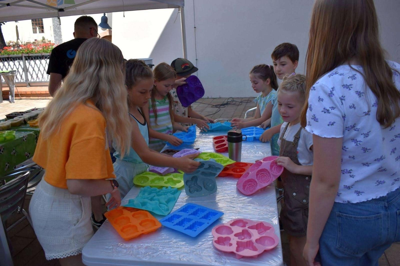 Zdjęcie w galerii na portalu naszraciborz.pl: WAKACJE w POWIECIE 2023. Warsztaty mydlarskie za nami! wiadomości z regionu