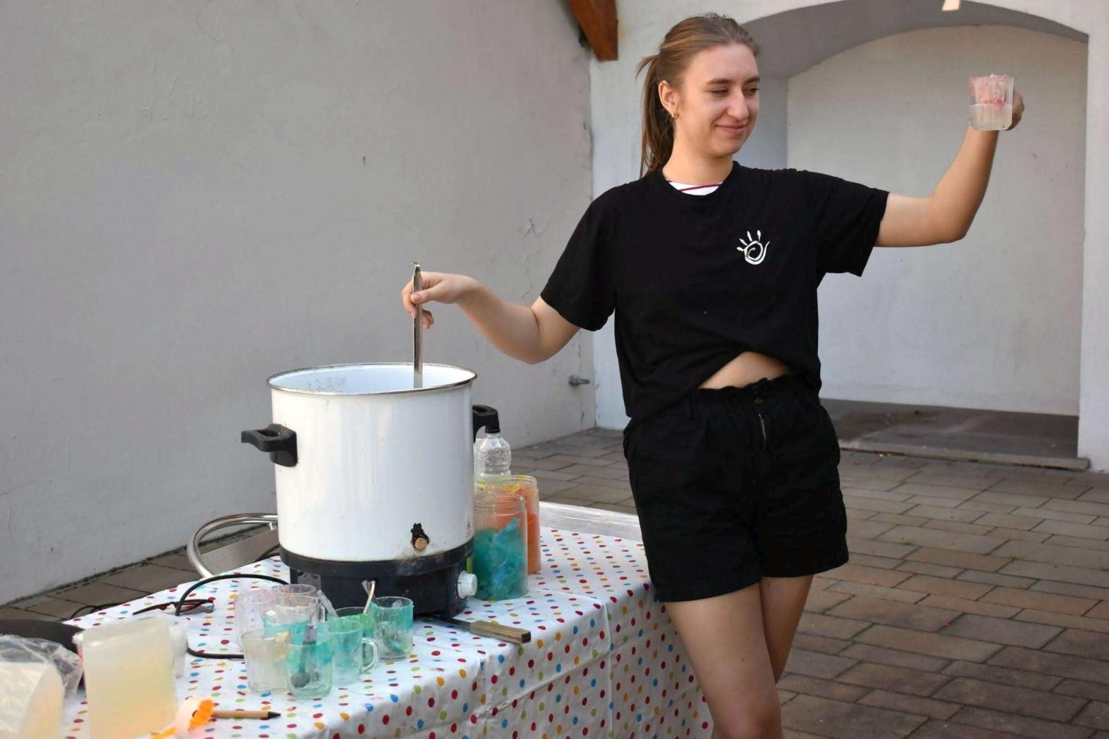 Zdjęcie w galerii na portalu naszraciborz.pl: WAKACJE w POWIECIE 2023. Warsztaty mydlarskie za nami! wiadomości z regionu