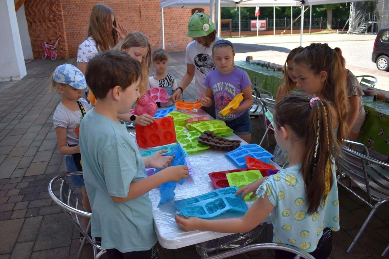 Zdjęcie w galerii na portalu naszraciborz.pl: WAKACJE w POWIECIE 2023. Warsztaty mydlarskie za nami! wiadomości z regionu