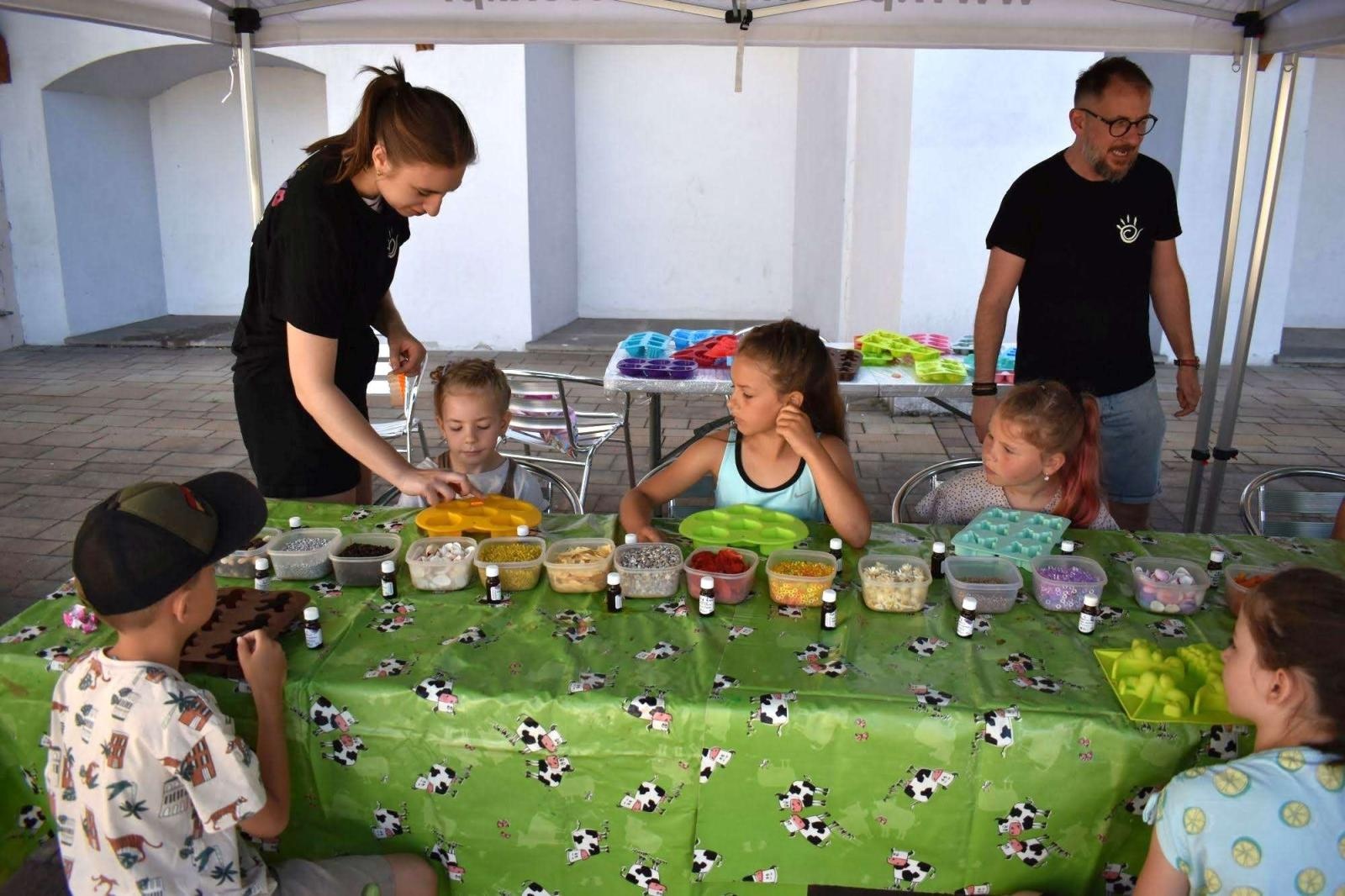 Zdjęcie w galerii na portalu naszraciborz.pl: WAKACJE w POWIECIE 2023. Warsztaty mydlarskie za nami! wiadomości z regionu