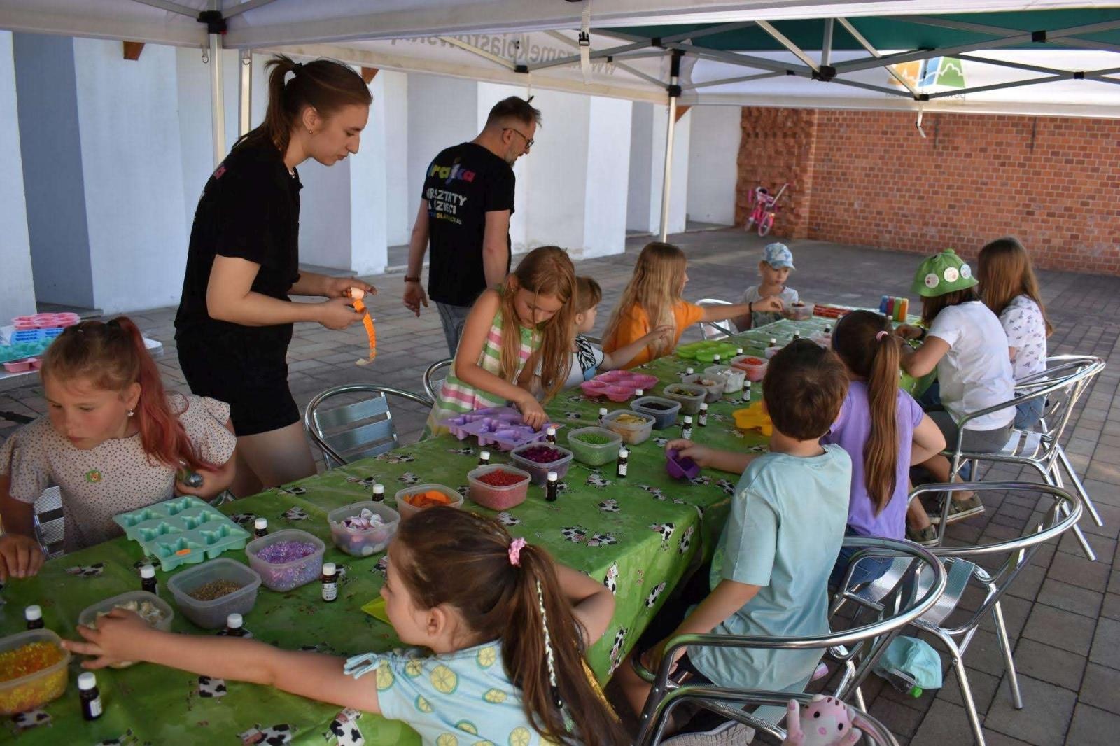Zdjęcie w galerii na portalu naszraciborz.pl: WAKACJE w POWIECIE 2023. Warsztaty mydlarskie za nami! wiadomości z regionu