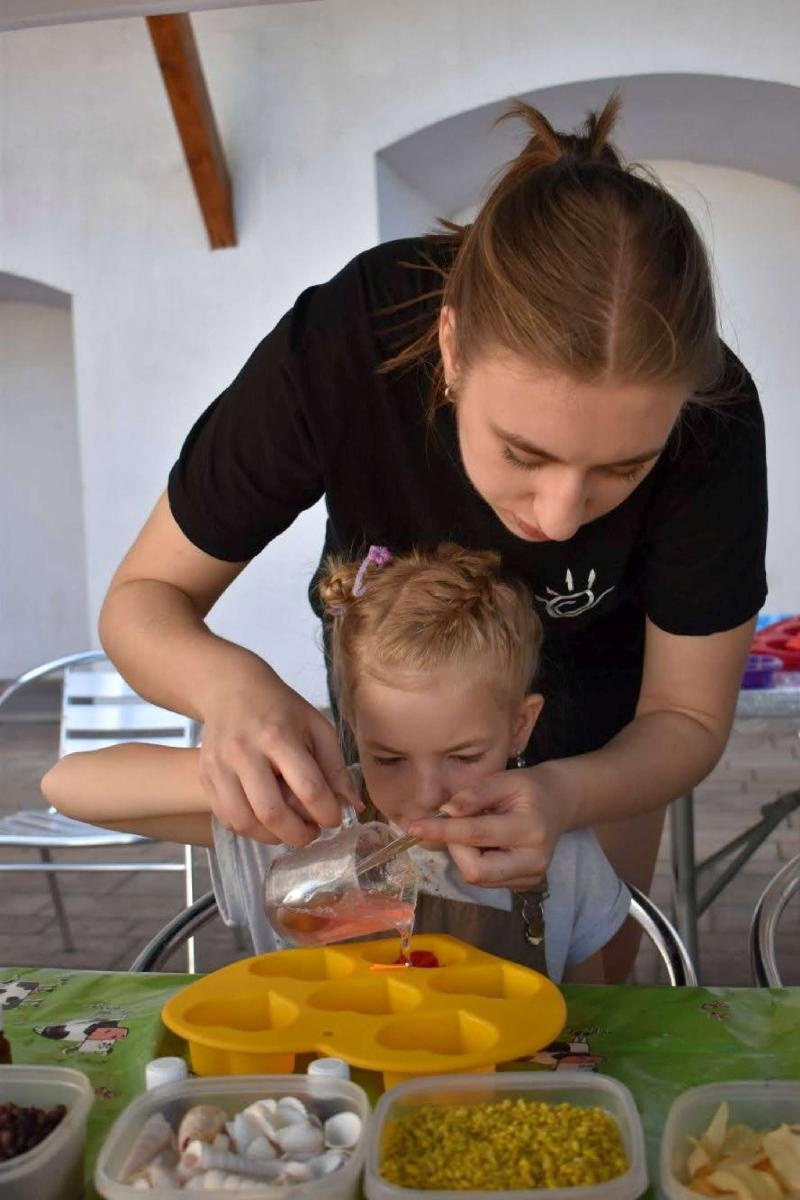 Zdjęcie w galerii na portalu naszraciborz.pl: WAKACJE w POWIECIE 2023. Warsztaty mydlarskie za nami! wiadomości z regionu