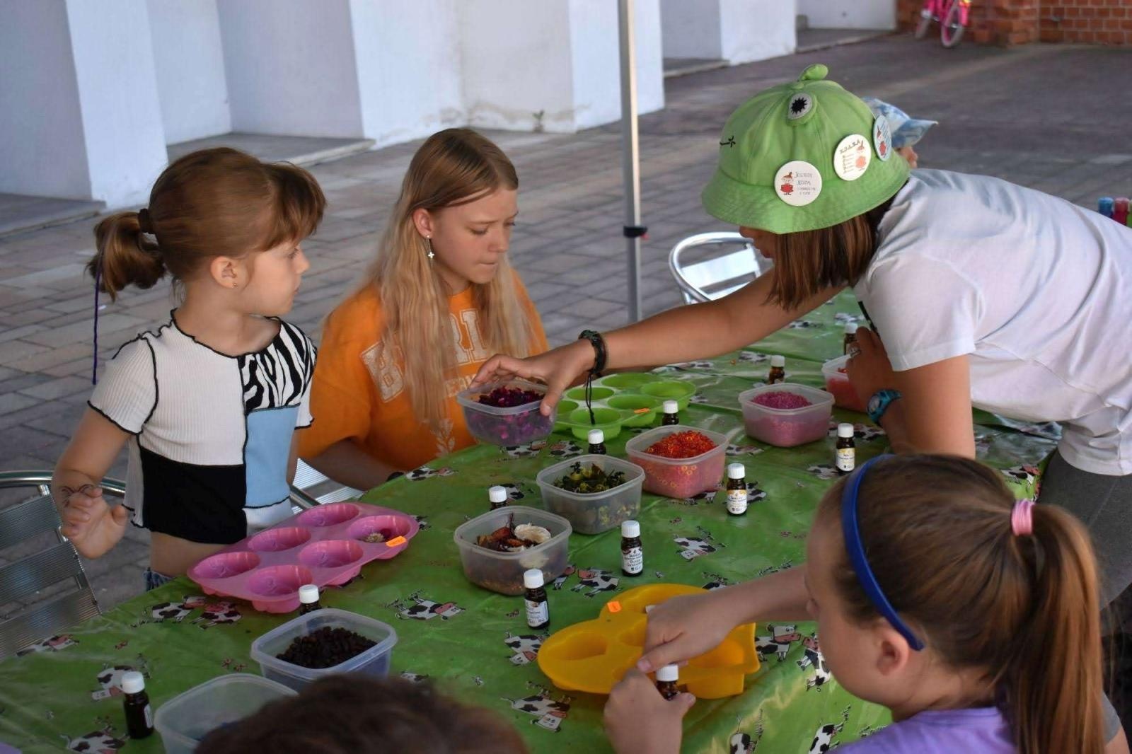 Zdjęcie w galerii na portalu naszraciborz.pl: WAKACJE w POWIECIE 2023. Warsztaty mydlarskie za nami! wiadomości z regionu