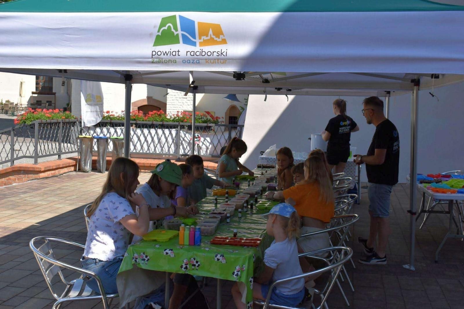 Zdjęcie w galerii na portalu naszraciborz.pl: WAKACJE w POWIECIE 2023. Warsztaty mydlarskie za nami! wiadomości z regionu