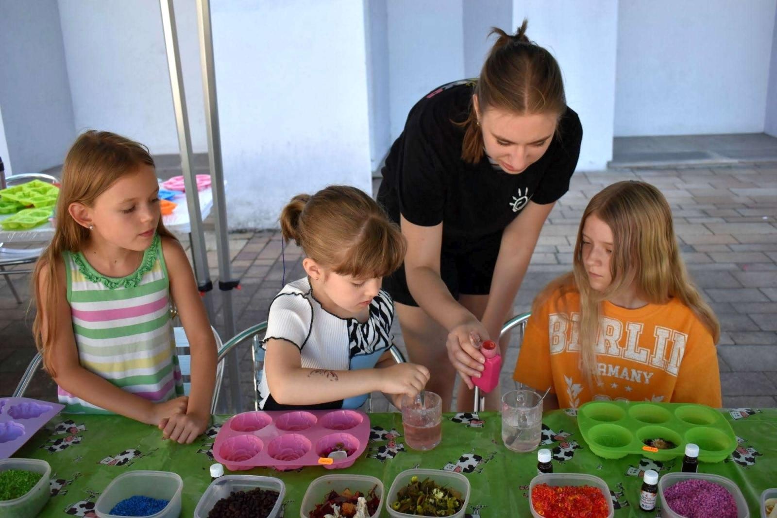 Zdjęcie w galerii na portalu naszraciborz.pl: WAKACJE w POWIECIE 2023. Warsztaty mydlarskie za nami! wiadomości z regionu