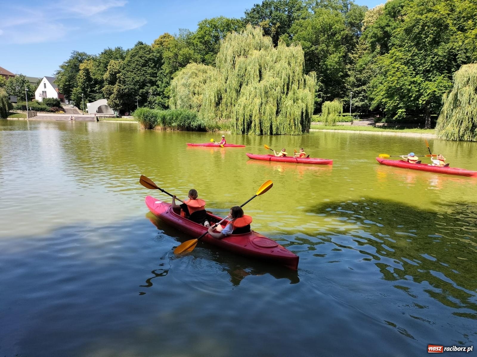 Zdjęcie w galerii na portalu naszraciborz.pl: Przygodą na kajakach OSIR rozpoczął akcję Lato w Mieście wiadomości z regionu