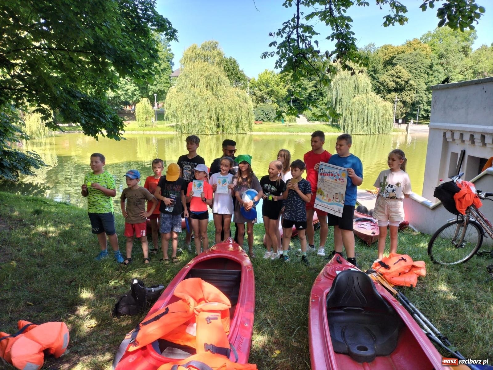 Zdjęcie w galerii na portalu naszraciborz.pl: Przygodą na kajakach OSIR rozpoczął akcję Lato w Mieście wiadomości z regionu