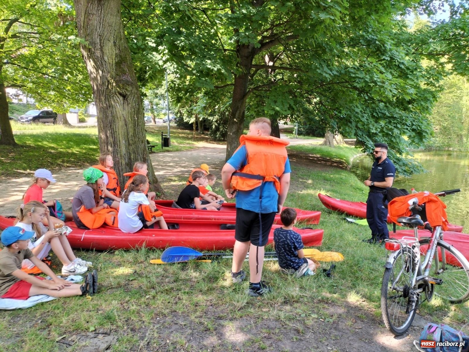 Zdjęcie w galerii na portalu naszraciborz.pl: Przygodą na kajakach OSIR rozpoczął akcję Lato w Mieście wiadomości z regionu