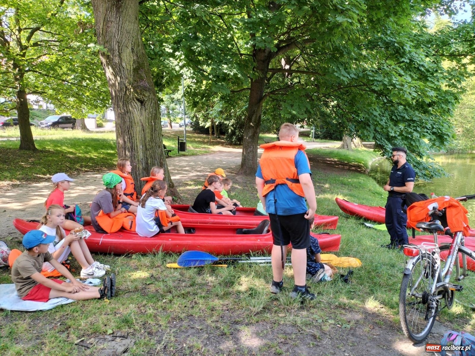 Zdjęcie w galerii na portalu naszraciborz.pl: Przygodą na kajakach OSIR rozpoczął akcję Lato w Mieście wiadomości z regionu