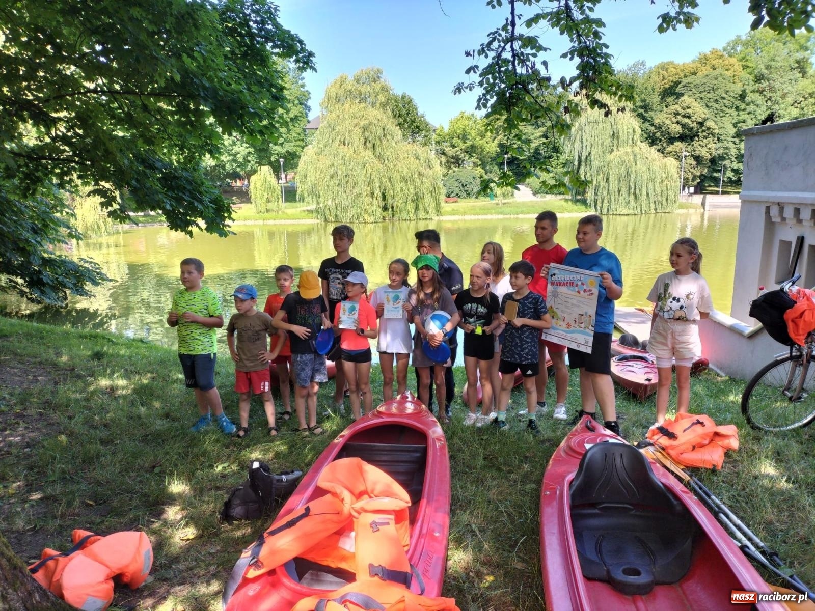 Zdjęcie w galerii na portalu naszraciborz.pl: Przygodą na kajakach OSIR rozpoczął akcję Lato w Mieście wiadomości z regionu