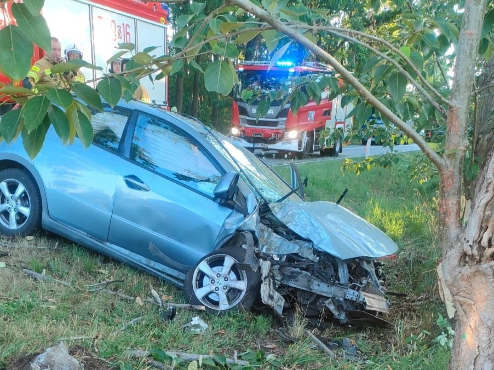 Zdjęcie w galerii na portalu naszraciborz.pl: Honda uderzyła w drzewo w Nędzy wiadomości z regionu