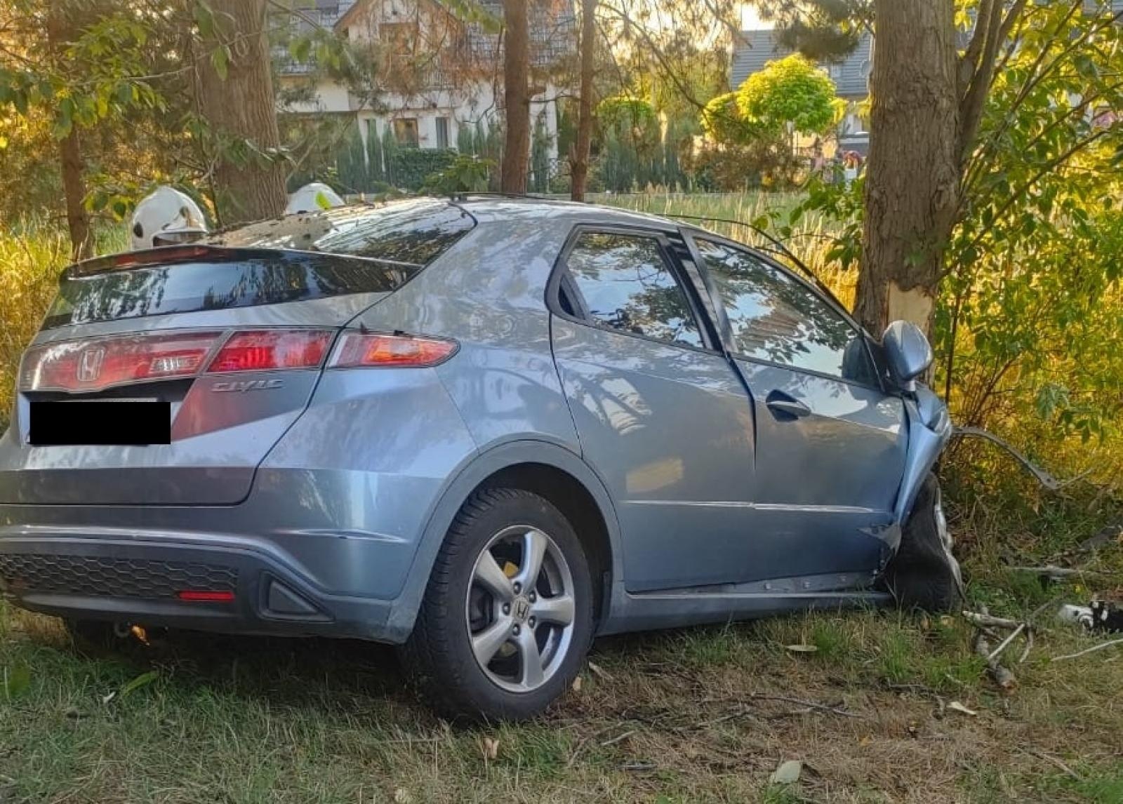Zdjęcie w galerii na portalu naszraciborz.pl: Honda uderzyła w drzewo w Nędzy wiadomości z regionu