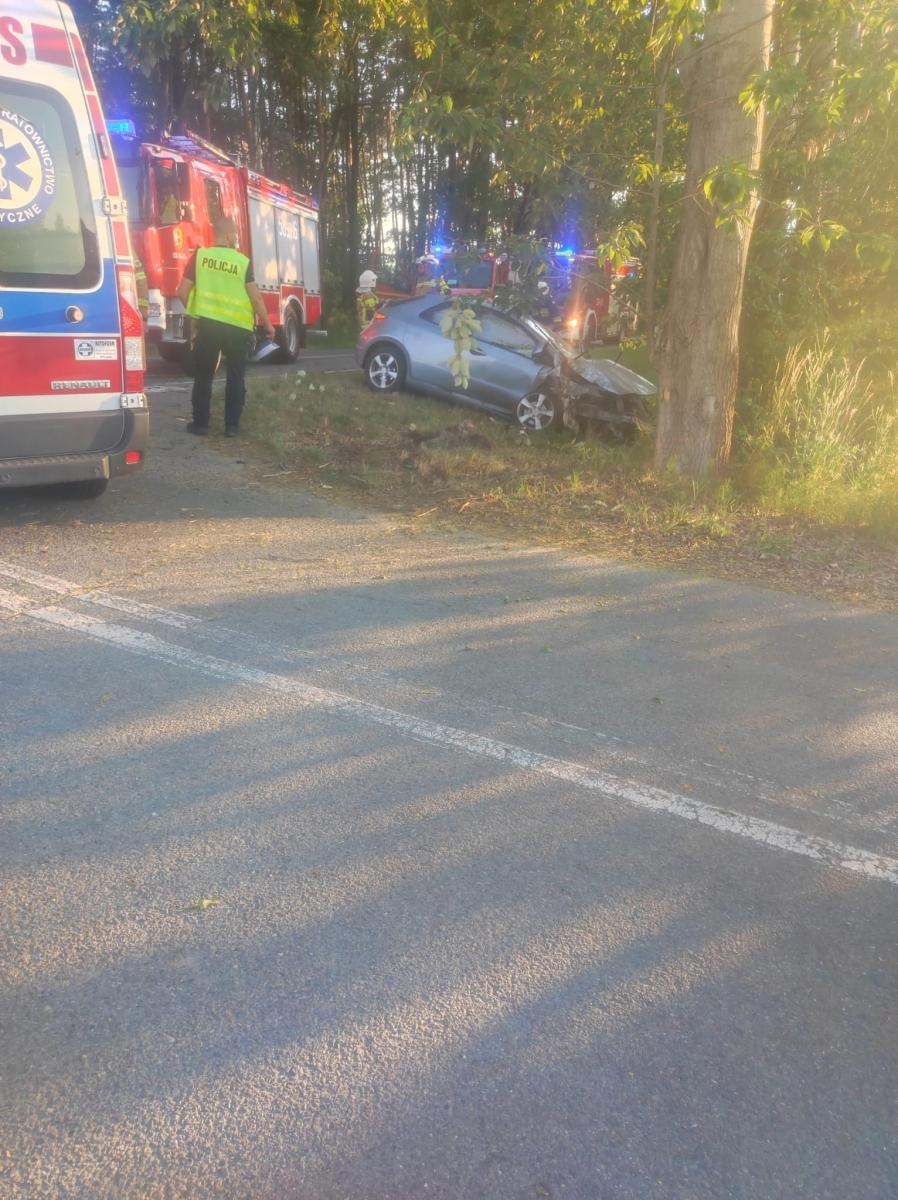 Zdjęcie w galerii na portalu naszraciborz.pl: Honda uderzyła w drzewo w Nędzy wiadomości z regionu