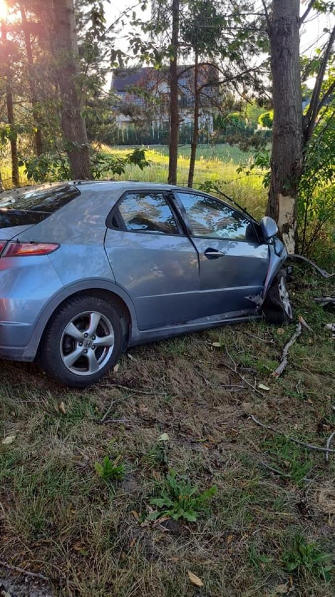Zdjęcie w galerii na portalu naszraciborz.pl: Honda uderzyła w drzewo w Nędzy wiadomości z regionu