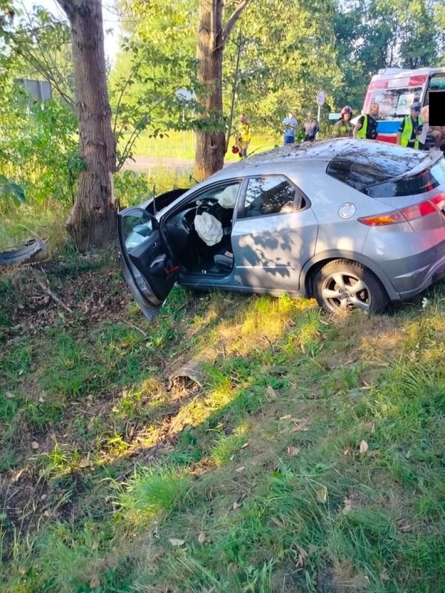 Zdjęcie w galerii na portalu naszraciborz.pl: Honda uderzyła w drzewo w Nędzy wiadomości z regionu