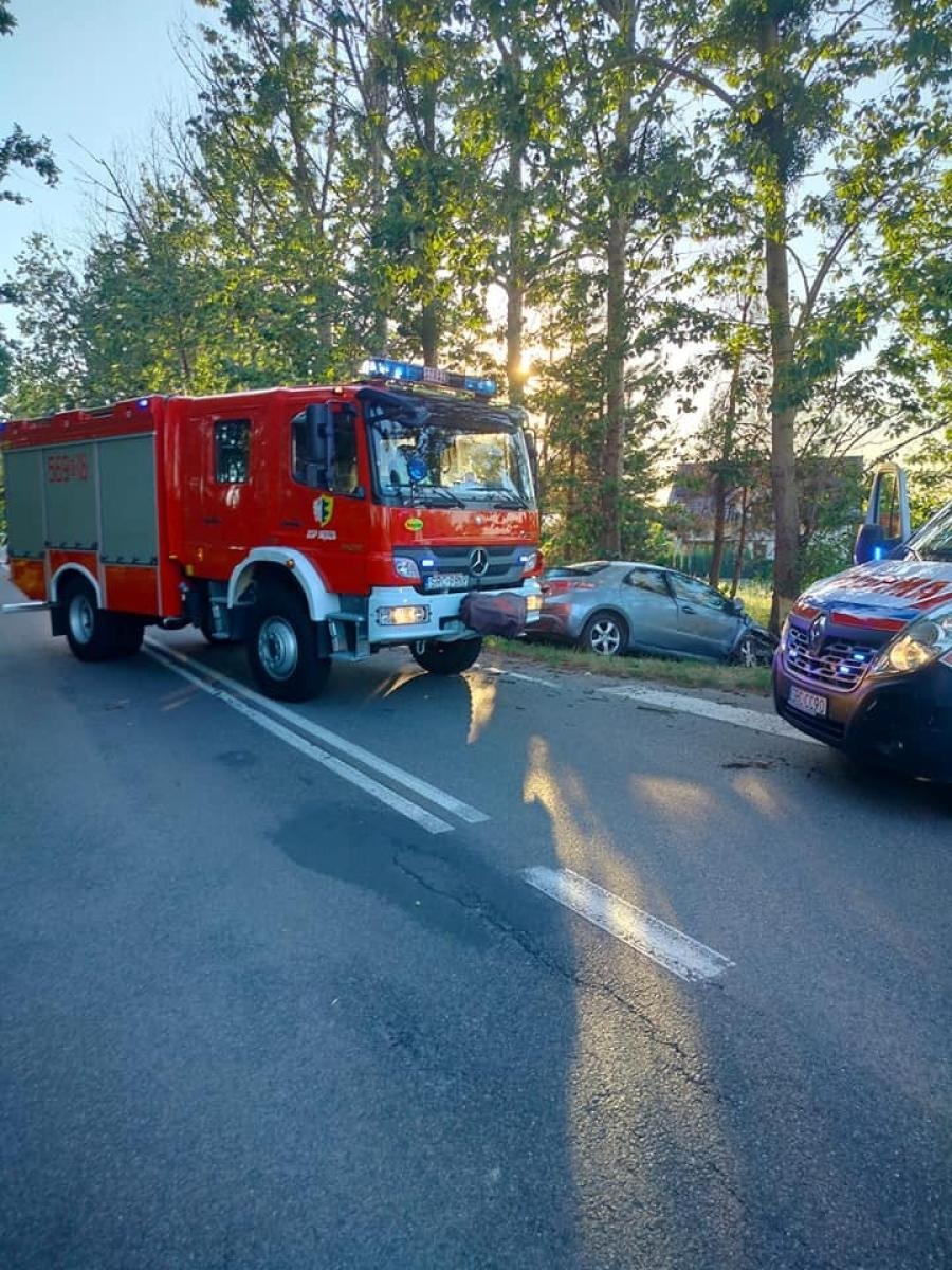 Zdjęcie w galerii na portalu naszraciborz.pl: Honda uderzyła w drzewo w Nędzy wiadomości z regionu