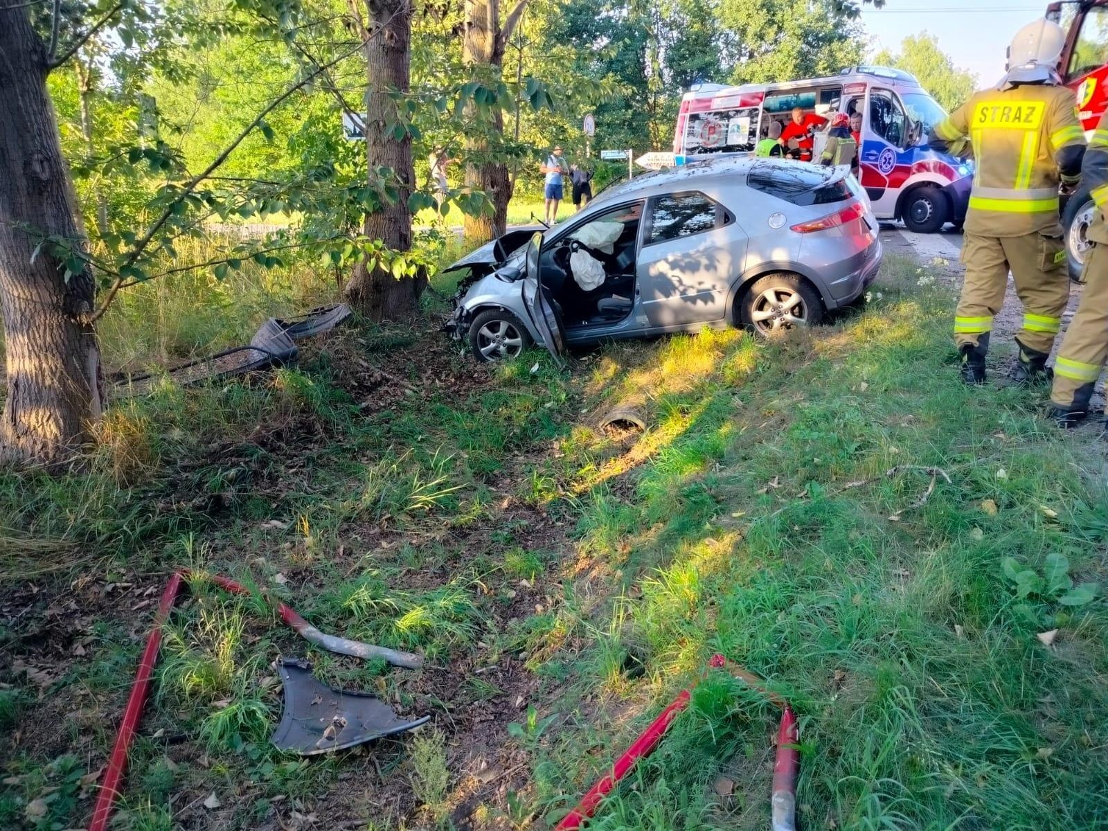 Zdjęcie w galerii na portalu naszraciborz.pl: Honda uderzyła w drzewo w Nędzy wiadomości z regionu