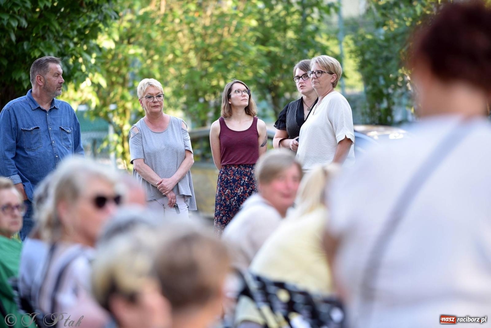 Zdjęcie w galerii na portalu naszraciborz.pl: Piosenki Młynarskiego zabrzmiały na schodach książnicy [FOTO i WIDEO] wiadomości z regionu
