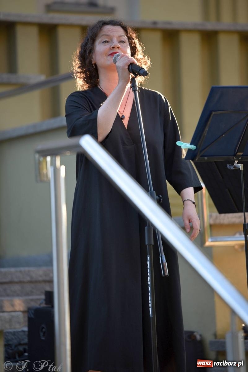 Zdjęcie w galerii na portalu naszraciborz.pl: Piosenki Młynarskiego zabrzmiały na schodach książnicy [FOTO i WIDEO] wiadomości z regionu