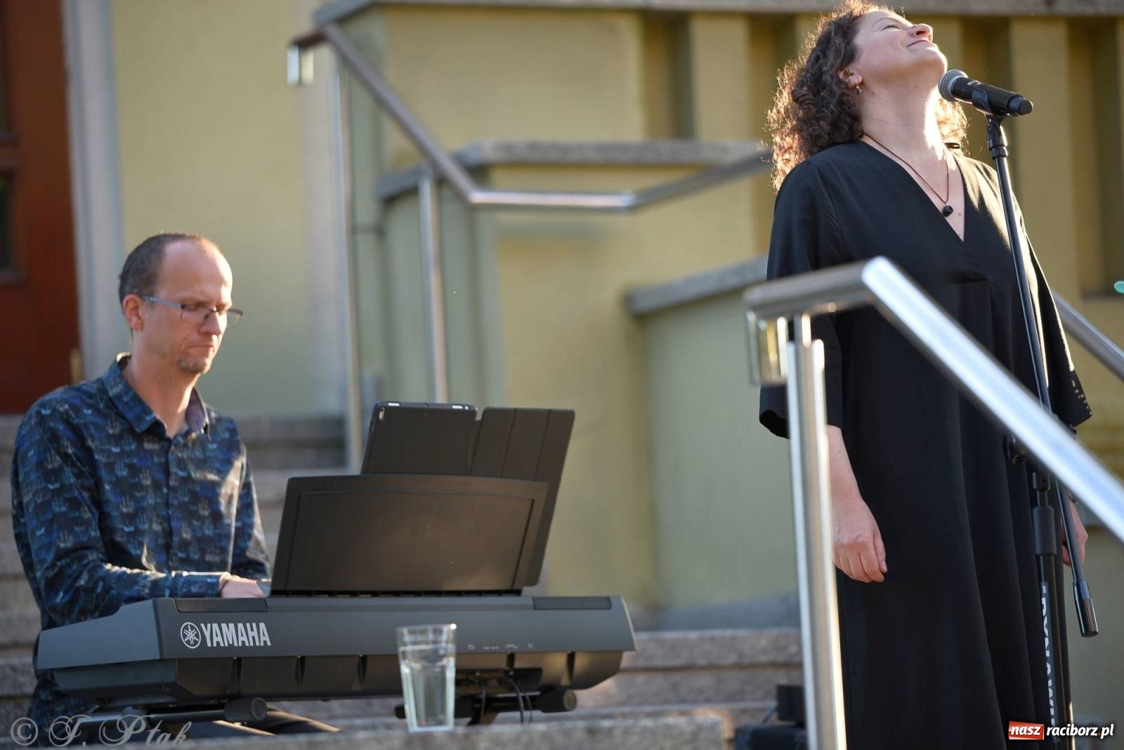 Zdjęcie w galerii na portalu naszraciborz.pl: Piosenki Młynarskiego zabrzmiały na schodach książnicy [FOTO i WIDEO] wiadomości z regionu