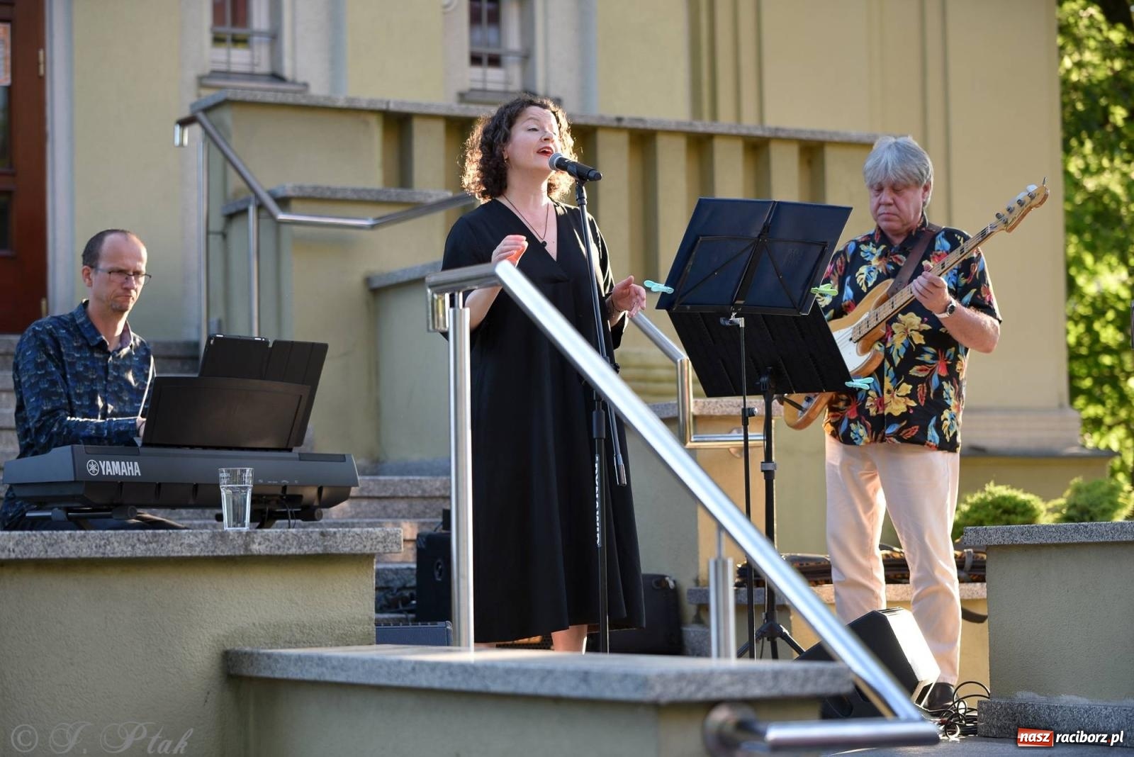 Zdjęcie w galerii na portalu naszraciborz.pl: Piosenki Młynarskiego zabrzmiały na schodach książnicy [FOTO i WIDEO] wiadomości z regionu