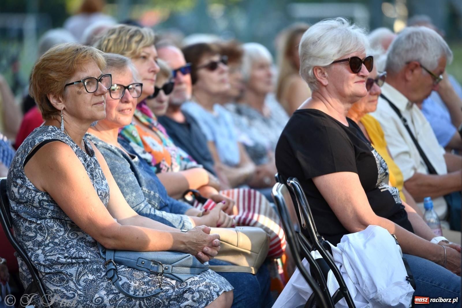 Zdjęcie w galerii na portalu naszraciborz.pl: Piosenki Młynarskiego zabrzmiały na schodach książnicy [FOTO i WIDEO] wiadomości z regionu