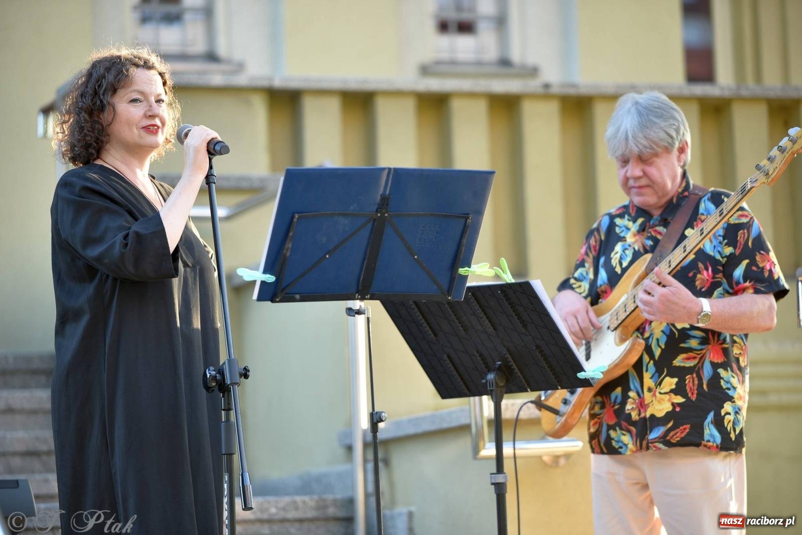 Zdjęcie w galerii na portalu naszraciborz.pl: Piosenki Młynarskiego zabrzmiały na schodach książnicy [FOTO i WIDEO] wiadomości z regionu