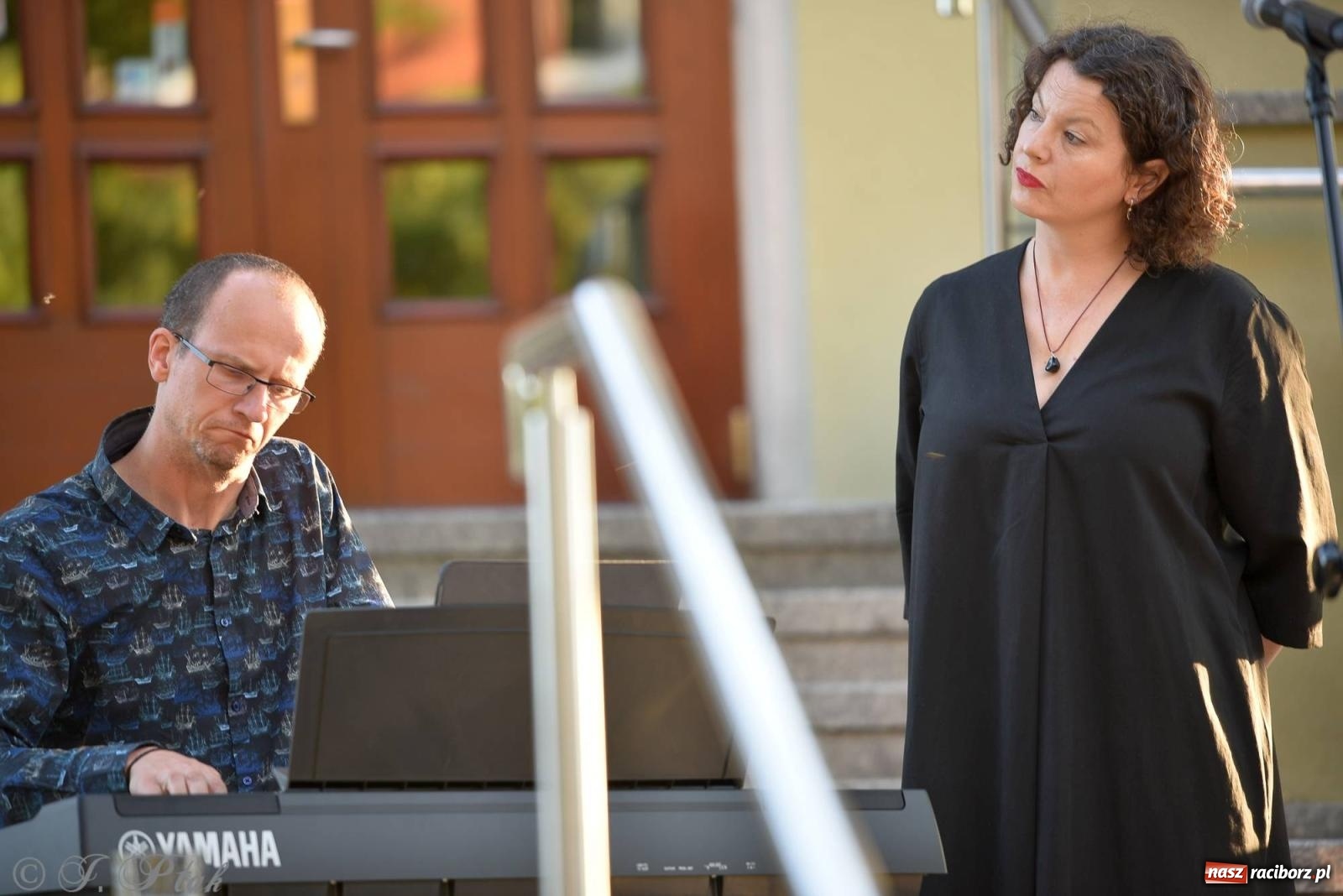 Zdjęcie w galerii na portalu naszraciborz.pl: Piosenki Młynarskiego zabrzmiały na schodach książnicy [FOTO i WIDEO] wiadomości z regionu