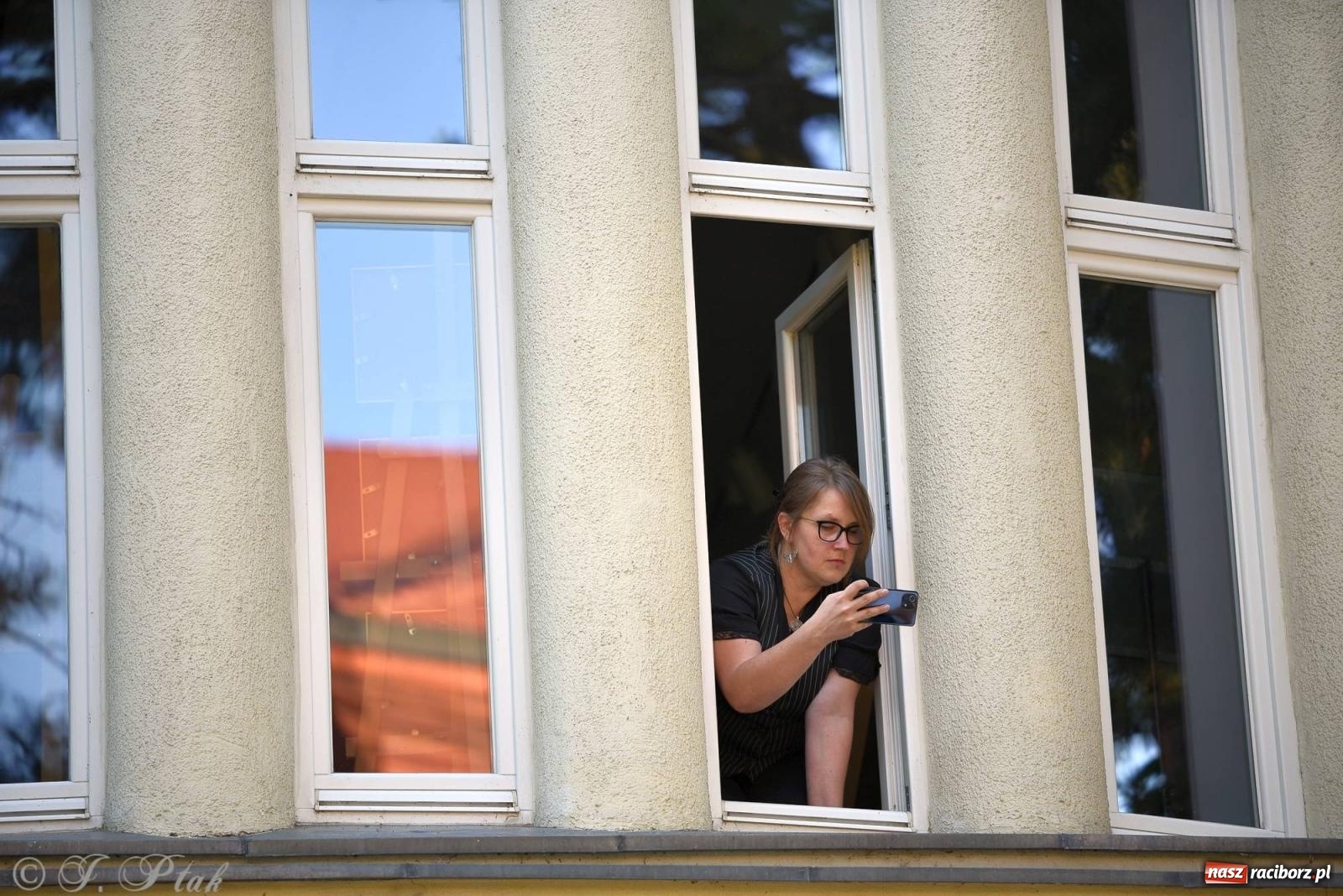 Zdjęcie w galerii na portalu naszraciborz.pl: Piosenki Młynarskiego zabrzmiały na schodach książnicy [FOTO i WIDEO] wiadomości z regionu
