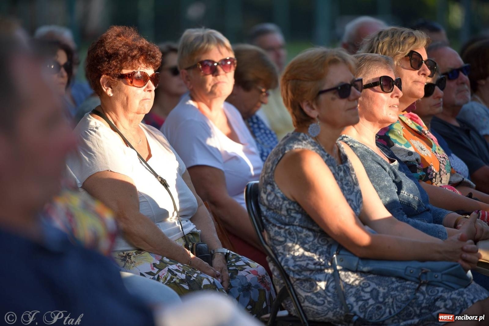Zdjęcie w galerii na portalu naszraciborz.pl: Piosenki Młynarskiego zabrzmiały na schodach książnicy [FOTO i WIDEO] wiadomości z regionu
