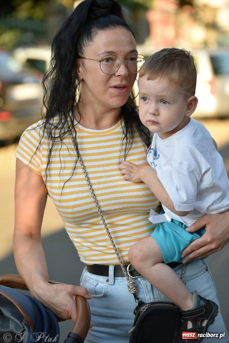 Zdjęcie w galerii na portalu naszraciborz.pl: Piosenki Młynarskiego zabrzmiały na schodach książnicy [FOTO i WIDEO] wiadomości z regionu