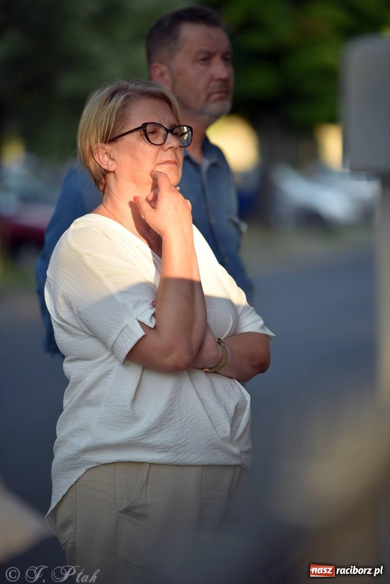 Zdjęcie w galerii na portalu naszraciborz.pl: Piosenki Młynarskiego zabrzmiały na schodach książnicy [FOTO i WIDEO] wiadomości z regionu