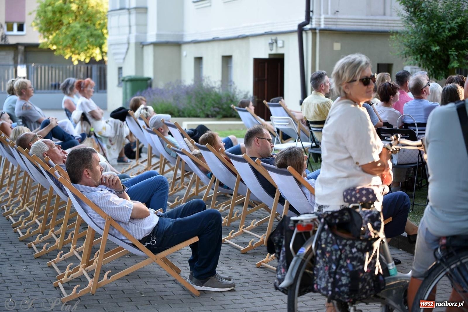 Zdjęcie w galerii na portalu naszraciborz.pl: Piosenki Młynarskiego zabrzmiały na schodach książnicy [FOTO i WIDEO] wiadomości z regionu