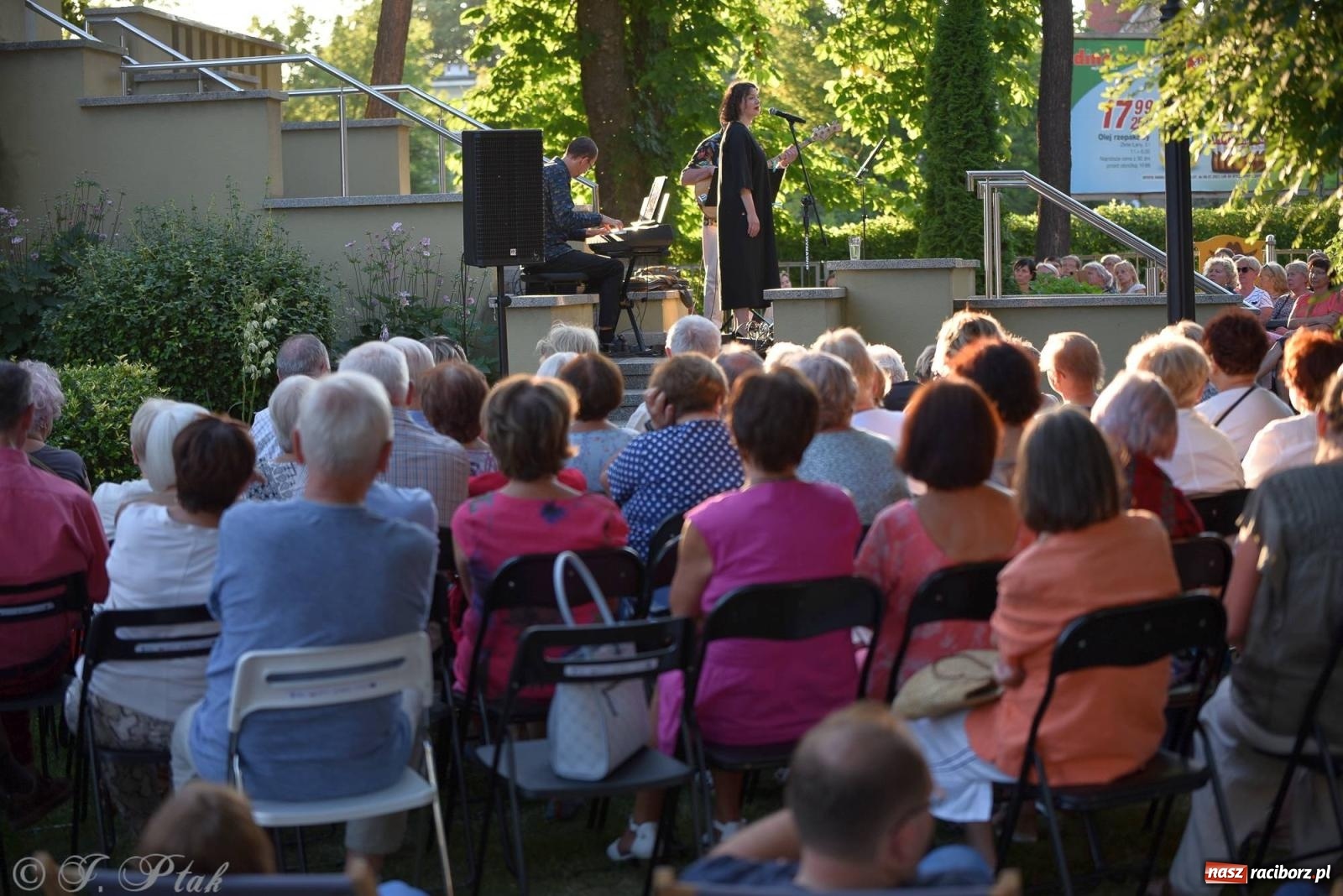 Zdjęcie w galerii na portalu naszraciborz.pl: Piosenki Młynarskiego zabrzmiały na schodach książnicy [FOTO i WIDEO] wiadomości z regionu