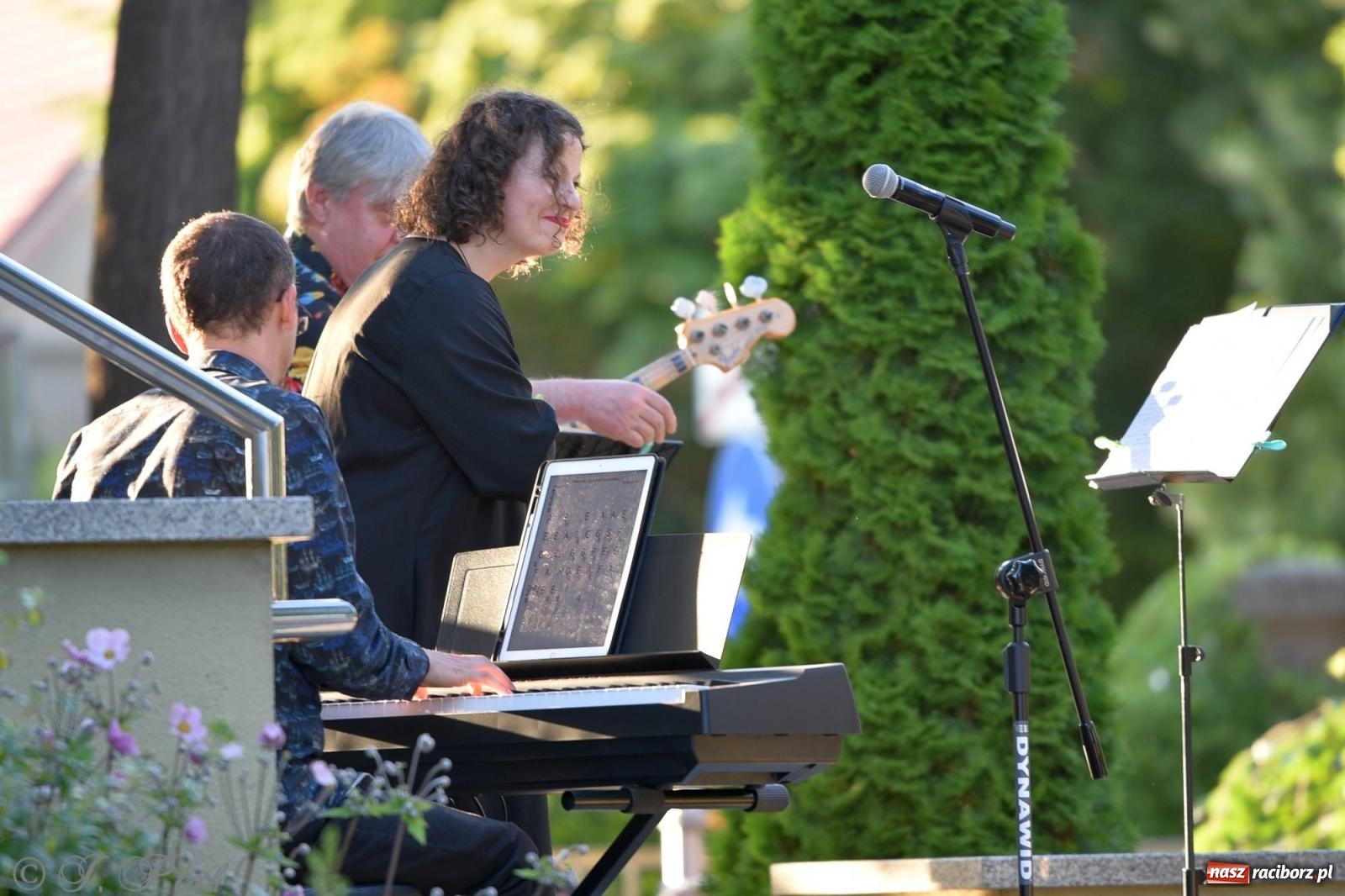 Zdjęcie w galerii na portalu naszraciborz.pl: Piosenki Młynarskiego zabrzmiały na schodach książnicy [FOTO i WIDEO] wiadomości z regionu
