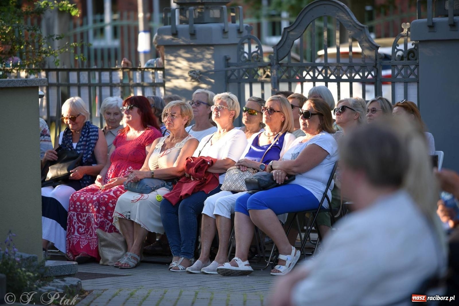 Zdjęcie w galerii na portalu naszraciborz.pl: Piosenki Młynarskiego zabrzmiały na schodach książnicy [FOTO i WIDEO] wiadomości z regionu