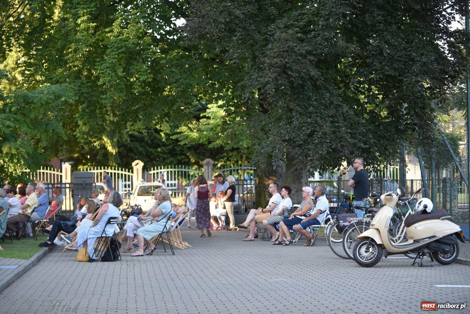 Zdjęcie w galerii na portalu naszraciborz.pl: Piosenki Młynarskiego zabrzmiały na schodach książnicy [FOTO i WIDEO] wiadomości z regionu