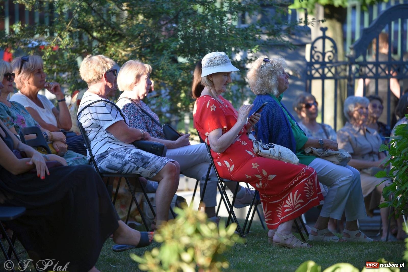 Zdjęcie w galerii na portalu naszraciborz.pl: Piosenki Młynarskiego zabrzmiały na schodach książnicy [FOTO i WIDEO] wiadomości z regionu